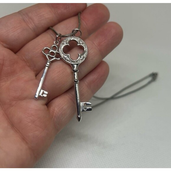 2 keys charm Necklace - Picture 3 of 5